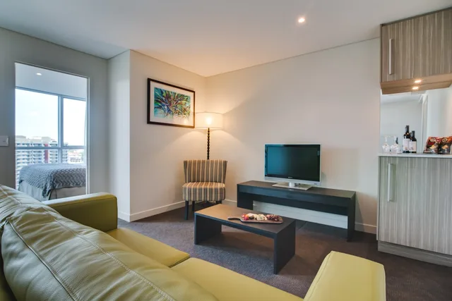 جناح بشرفة، The Point Brisbane Hotel 1/1