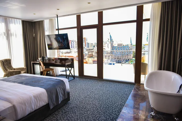 جناح جونيور بشرفة، Hotel Monarch 6/9