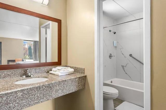 غرفة قياسية بسرير كينج للمدخنين، Rodeway Inn Charlotte South 6/9