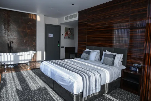 جناح جونيور بشرفة، Hotel Monarch 4/9
