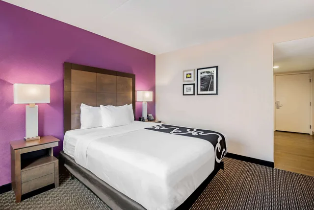 غرفة بسرير كوين لذوي الإعاقة، La Quinta Inn & Suites by Wyndham Baltimore BWI Airport 4/7