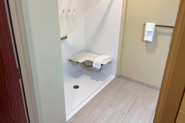 جناح بسرير كينج مع أريكة لذوي الإعاقة، Quality Inn Quinter I-70 6/7