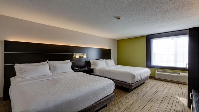 غرفة قياسية بسريرين مزدوجين بحوض استحمام لذوي الإعاقة، Holiday Inn Express Hotel Suites Ashtabula Geneva 1/3