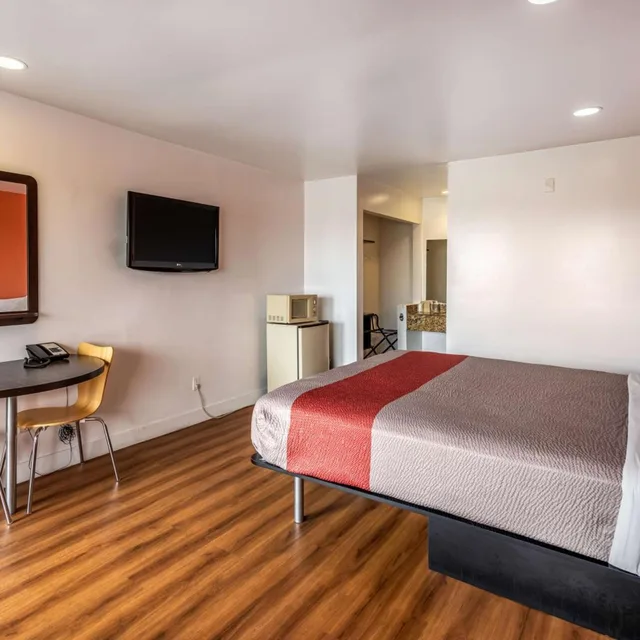 1 Queen Bed - Mobil Access Tub Nsmk Micfridg، Motel6 Gardena, CA - South 2/3