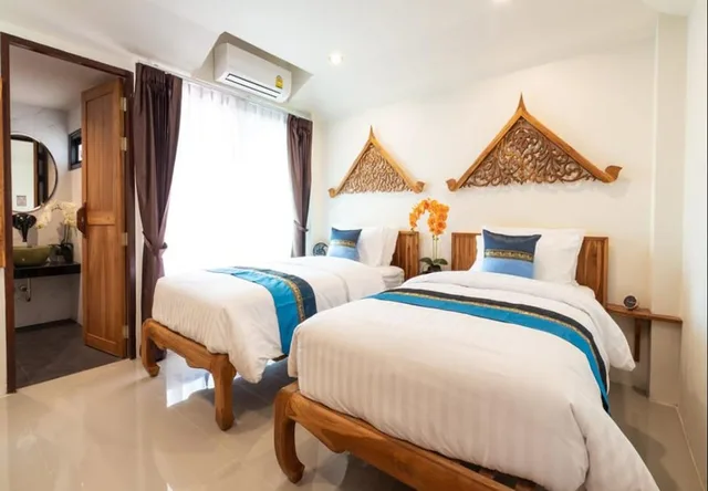 غرفة بسريرين منفصلين بشرفة، Anumat Premium Budget Hotel 1/2