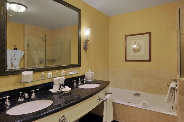 Luxury, Suite, 2 Double Beds, Lake Front, Sofa, Fairmont Jasper Park Lodge 3/5