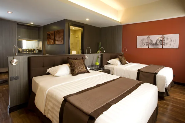 Room, Twin Beds, City View, F1 Hotel Manila BGC 3/4