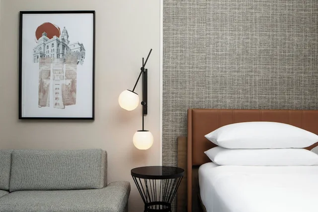 غرفة كلوب بسرير كينج مع أريكة لذوي الإعاقة، Sheraton Fort Worth Downtown Hotel 2/4