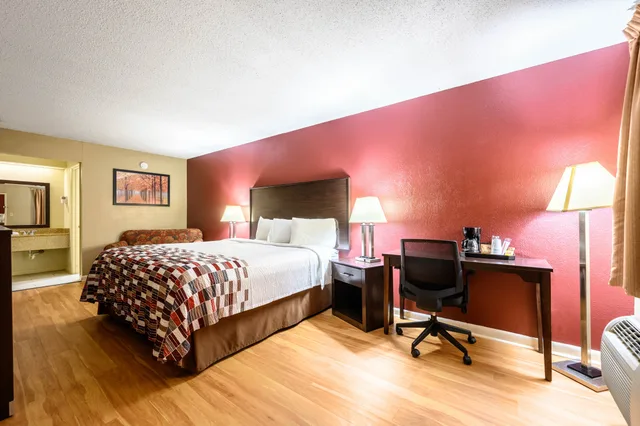 غرفة سوبيريور بسرير كينج للمدخنين، Red Roof Inn Sylacauga 2/6