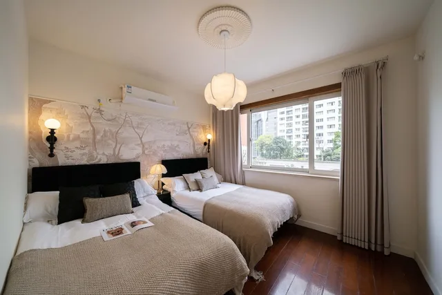 3 Bedrooms, Senior, Apartment, Twin Beds, 1 Queen and 2 Double Beds, Bathtub، Book and Bed-People's Square 5/10