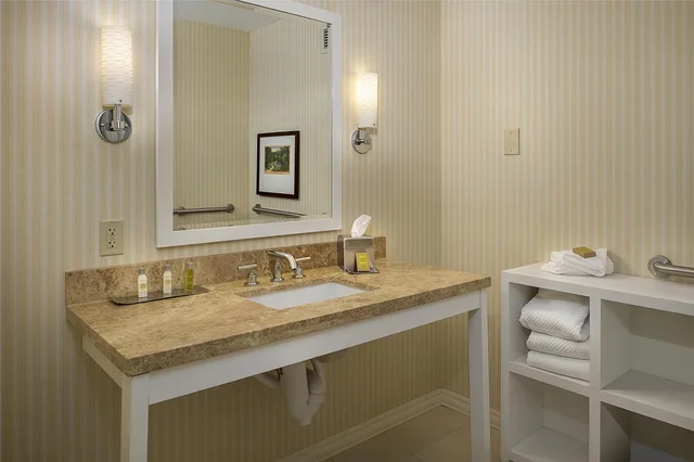 غرفة بسرير كوين مع أريكة، DoubleTree by Hilton Hotel Collinsville - St. Louis 6/6