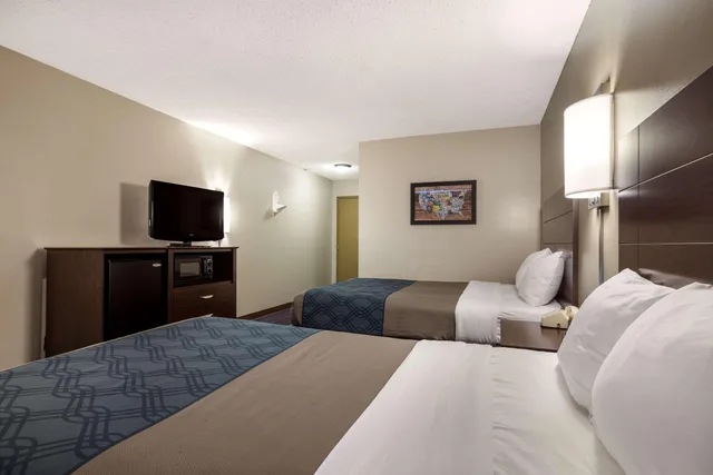 Room, Quadruple, 2 Double Beds, Econo Lodge Darien Lakes 2/6