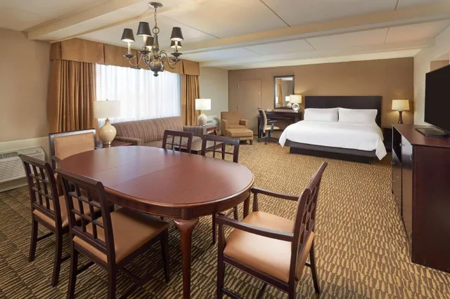 Suite, King Bed, Parlor, Wyndham Executive Center Columbia 2/2