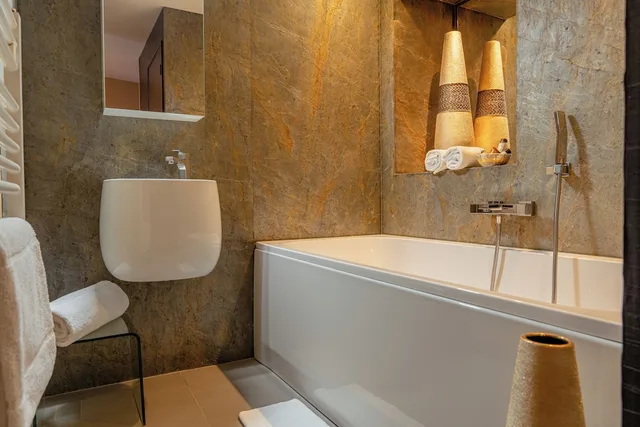 غرفة جونيور بسرير مزدوج، AUBERGE DE LA TOUR 1/1