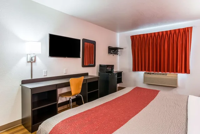Room, King Bed, Smoking, Motel6 Barkeyville, PA 7/10