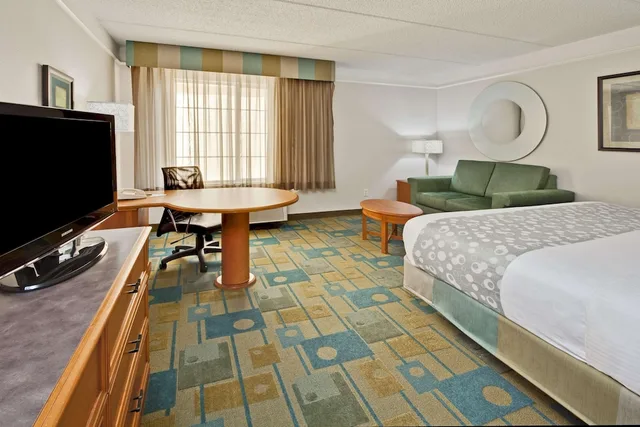 جناح بسرير كينج بغرفة نوم واحدة، La Quinta Inn & Suites by Wyndham Ft. Lauderdale Airport 3/5
