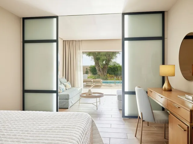 جناح جونيور بسرير مزدوج بإطلالة على الحديقة مع أريكة بمسبح خاص، MarBella, Mar-Bella Collection 1/4