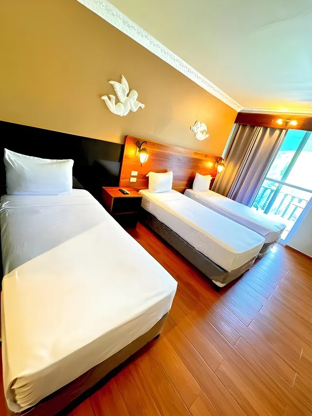 غرفة ثلاثية بسرير كوين وسرير فردي بإطلالة على المسبح، Roman Empire Panglao Boutique Hotel 1/1