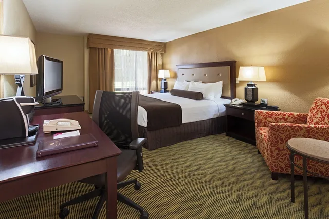 غرفة قياسية بسرير مزدوج، Wyndham Jacksonville Hotel and Conference Center 2/3