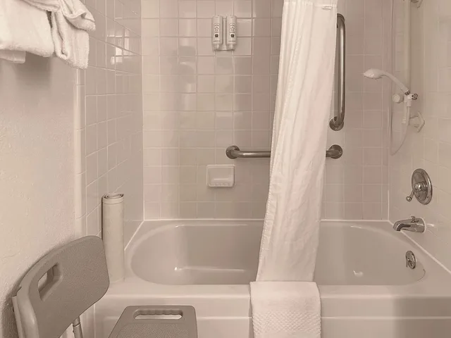 جناح بسرير كينج لذوي الإعاقة، Quality Inn & Suites Everett, WA 3/3