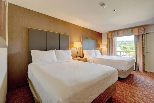 غرفة كلاسيكية بسريرين كوين بشرفة، Holiday Inn Express Roseburg 1/10