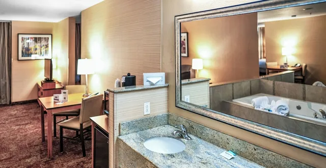 جناح تنفيذي بسرير كينج مع أريكة بحوض جاكوزي، Crystal Inn Hotel & Suites Midvalley 4/4