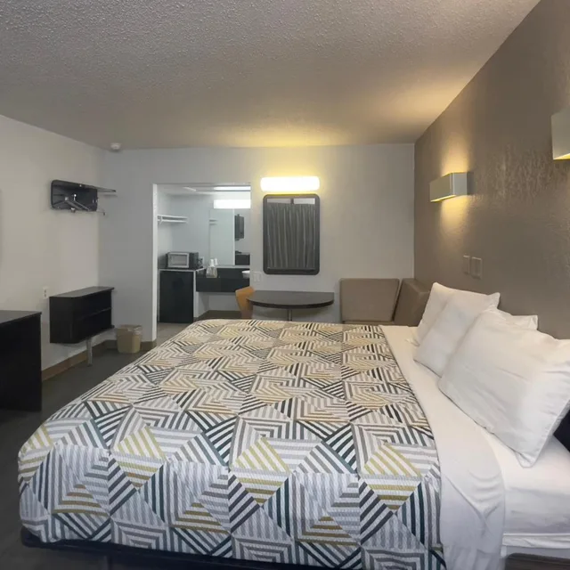 غرفة بسرير كينج، Motel6 Sallisaw, OK 3/8