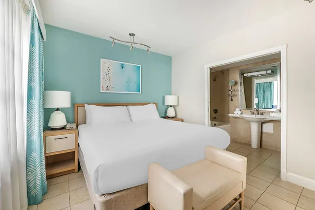 جناح بسرير كينج بإطلالة على البحر بغرفة نوم واحدة مع أريكة، Hilton Vacation Club Crescent on South Beach Miami 2/3