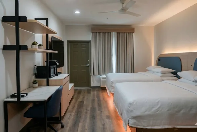 Premium Two Queen Room with Balcony، Hotel Lydia 1/10