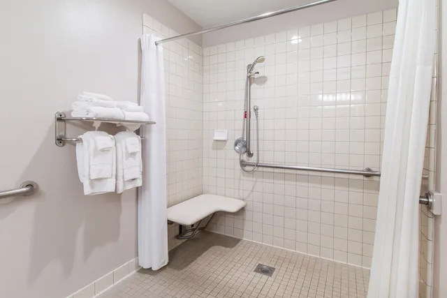 غرفة بسرير كوين لذوي الإعاقة، Ramada Bayside Inn and Suites 5/6