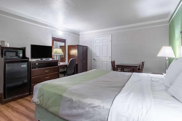 غرفة بسرير كينج لذوي الإعاقة، Motel6 Kingsburg, CA 6/10