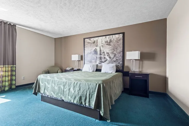 غرفة بسرير كوين، Burgundy Inn & Suites 1/10