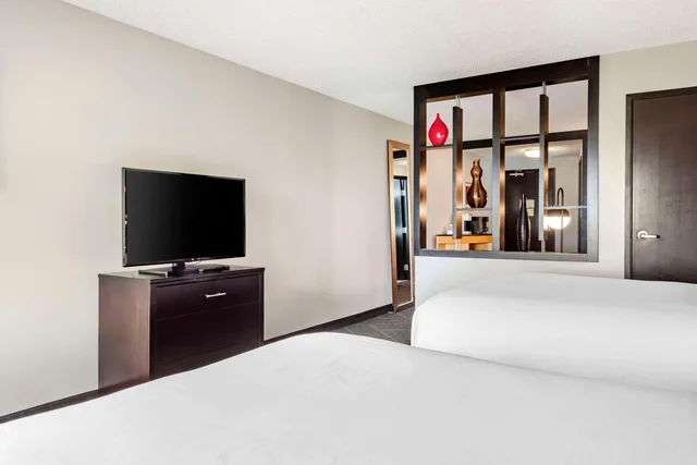 جناح بسريرين كوين لذوي الإعاقة، Cambria Hotel Minneapolis Maple Grove 4/4