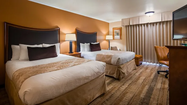 غرفة قياسية بسريرين كوين بشرفة، Best Western Plus Royal Oak Hotel 1/8