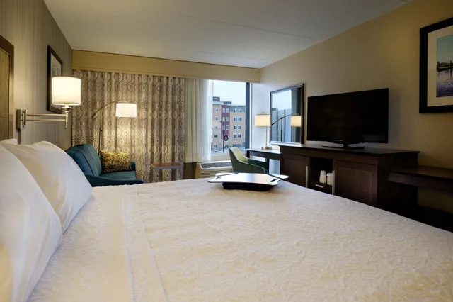 استوديو بسرير كينج مع أريكة لذوي الإعاقة، Hampton Inn Green Bay Downtown 2/5