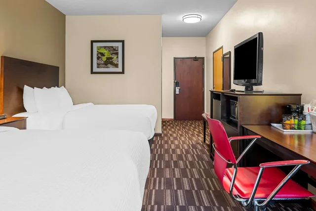 غرفة بسريرين كوين بحوض استحمام لذوي الإعاقة، Best Western University Inn 2/3