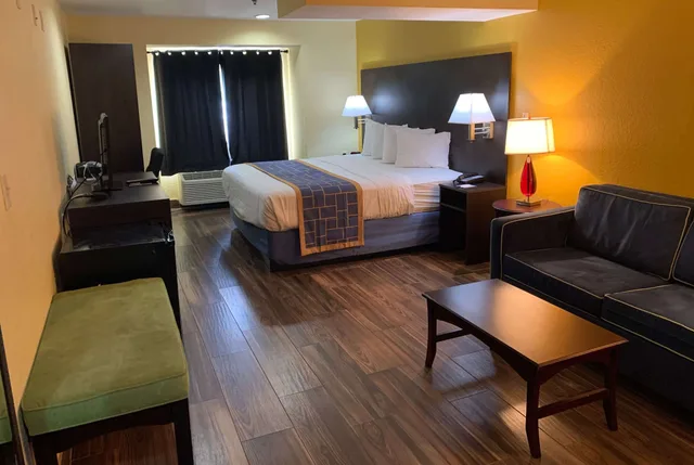 جناح استوديو بسرير كينج، Days Inn And Suites By Wyndham Tampa Raymond James Stadium 5/10