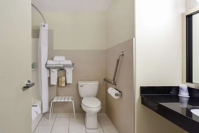 غرفة قياسية بسرير كوين لذوي الإعاقة، Best Western High Road Inn 2/3