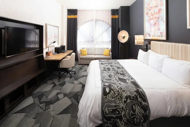 Premier, King Bed, High Floor, Accessible, Saint Kate the Arts Hotel 1/1