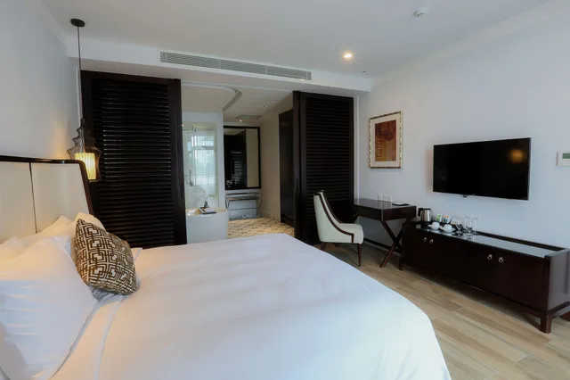 Junior Suite, King Bed, 2 Golf Course View، Montgomerie Links Hotel & Villas 2/7