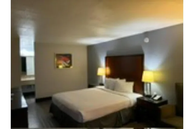 1 King Bed Mobil Access Tub Nsmk Micfridg، Motel6 Mesa, AZ - Downtown 4/6