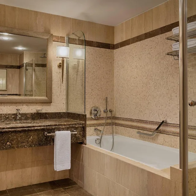 غرفة بسريرين منفصلين بإطلالة على البحر، Sheraton Club Des Pins Resort 6/6