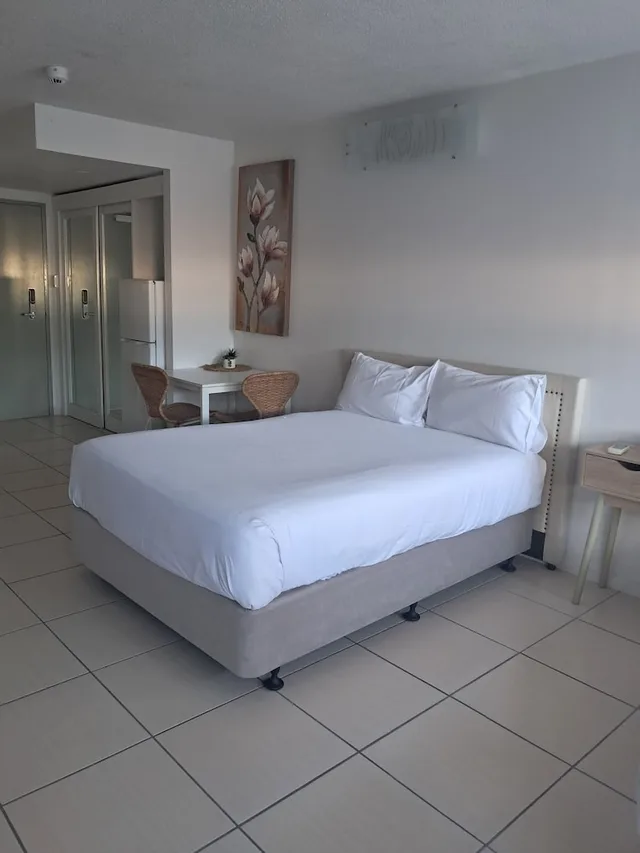 غرفة بسرير كوين وسرير فردي، BAYVIEW TOWER 3/10