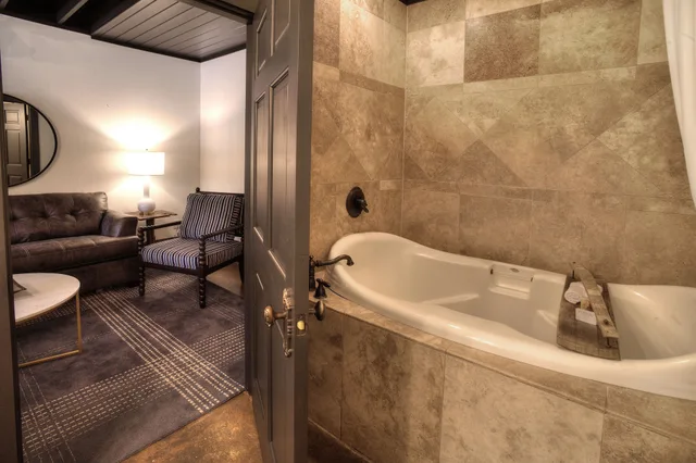 جناح بسرير كينج مع أريكة، The Lodge Above Town Creek 6/6