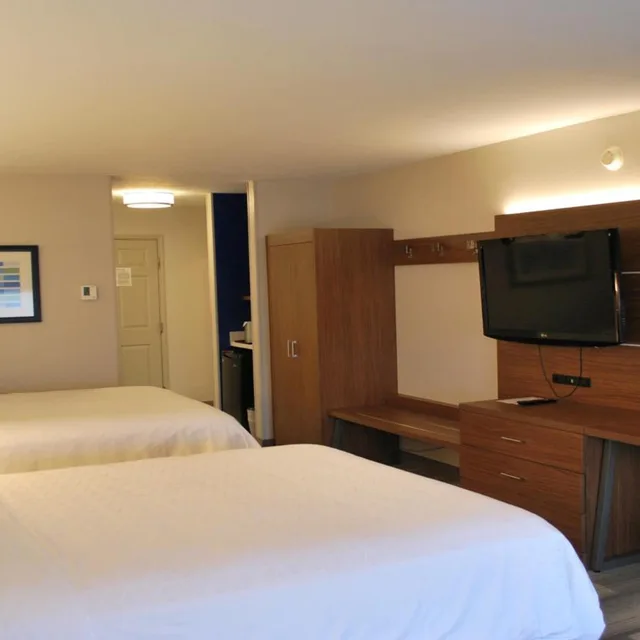 غرفة قياسية بسرير كوين مع أريكة، Holiday Inn Express Suites Indianapolis North Carmel An Ihg Hotel 1/2
