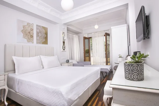 غرفة بسرير كوين بإطلالة على البحر بشرفة، Ascot Hotel 2/3