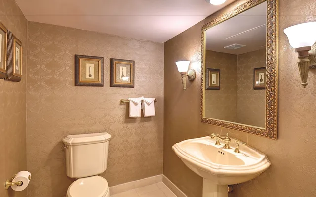 Renovated, Resort, Luxury, Suite, King Bed، Excalibur Hotel and Casino 6/9