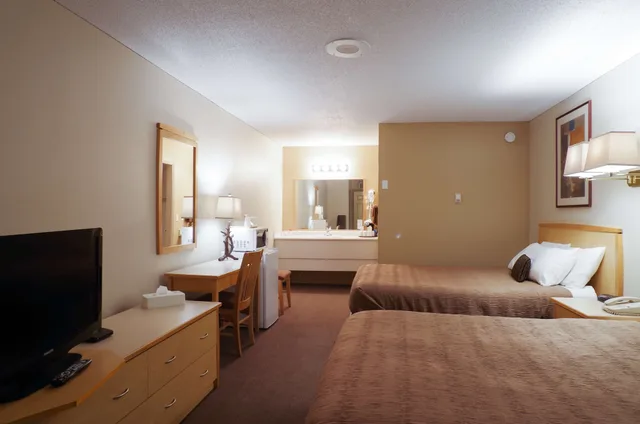 غرفة بسريرين مزدوجين، EasyStay Inn & Suites Fernie 2/6