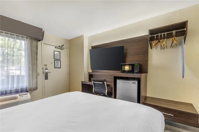 غرفة بسرير كوين بحوض استحمام لذوي الإعاقة، Best Western Salisbury Plaza 3/4