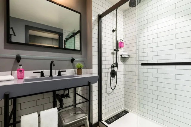 Backstage, Guest Room, Queen Bed، Moxy Boston Downtown 8/10